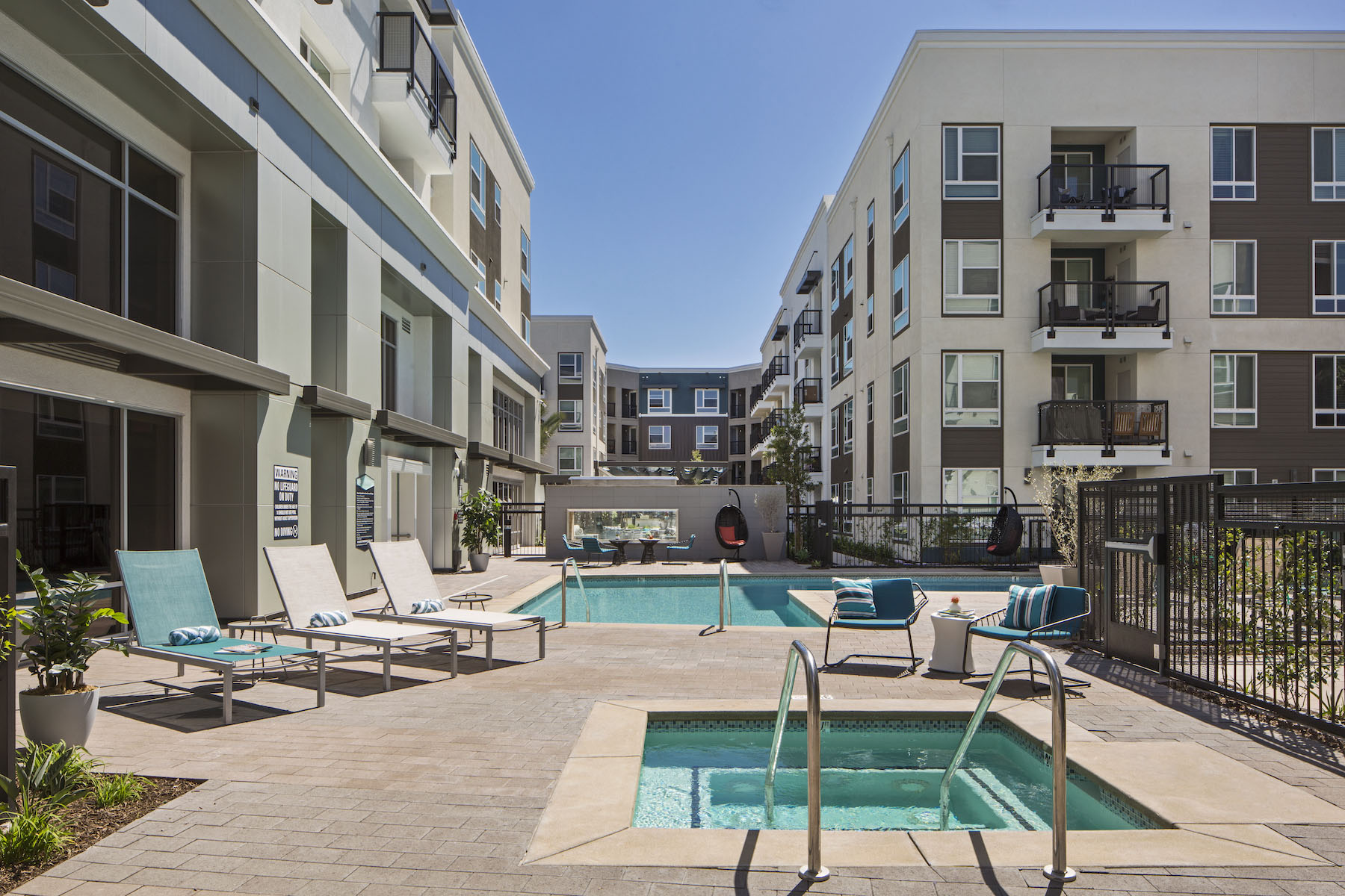 Jefferson Platinum Triangle hot tub and pool